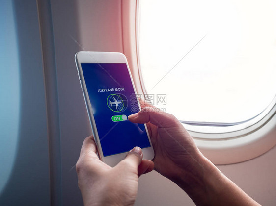 飞行模式概念手指在屏幕上滑动以在飞机上靠近带有复制空间的窗口图片