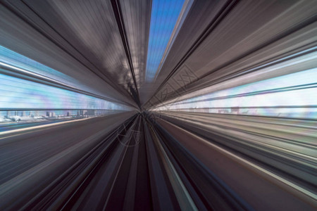从日本东京隧道间移动的百合海鸥线东京日本列车的狂暴场景图片