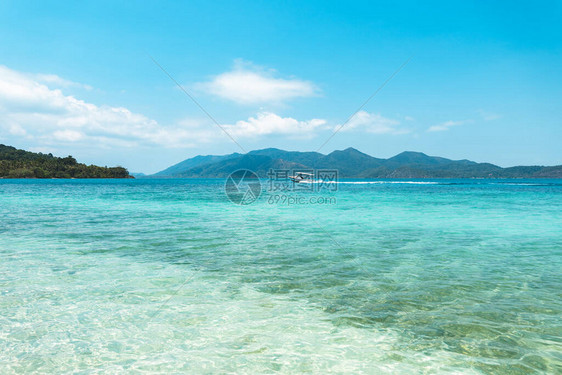 岛上清澈的海水湛蓝的大海图片