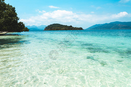 岛上清澈的海水湛蓝的大海图片