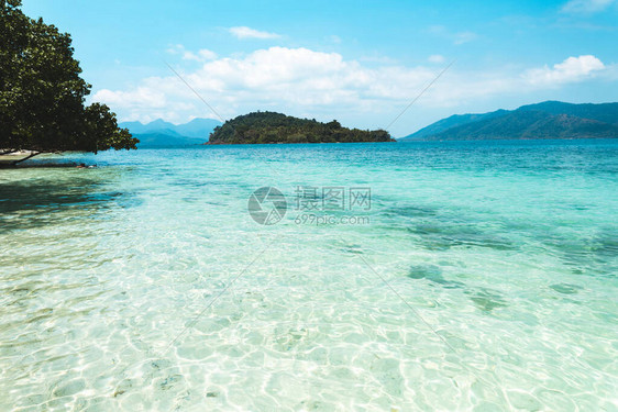 岛上清澈的海水湛蓝的大海图片