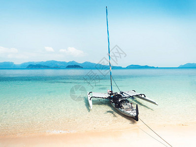 岛上清澈的海水湛蓝的大海和木船图片