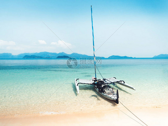 岛上清澈的海水湛蓝的大海和木船图片