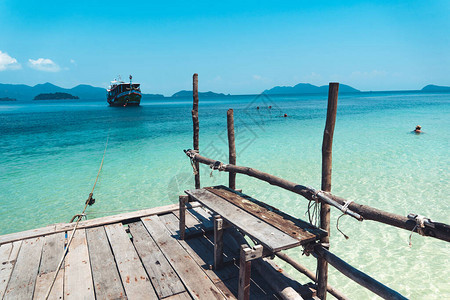 岛上清澈的海水湛蓝的大海和木船图片