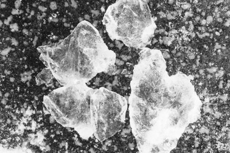 冰背景纹理上的透明冰块冰冻的水图片