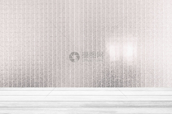 白色木桌与白色垂直玻璃条纹墙背景图片