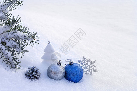 在雪地里的蓝色圣诞装饰品图片