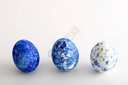 以年份古典蓝色颜的复活节三个抽象的复活节鸡蛋图片