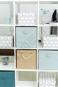 白办公室柜子里的盒子和组织者蓝色和米色调背景图片