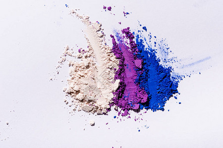 紫色蓝色和白色眼影粉的顶视图图片
