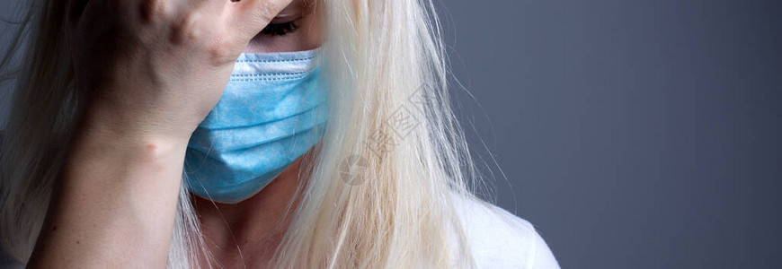 戴面罩处理或污染的不快乐妇女图片