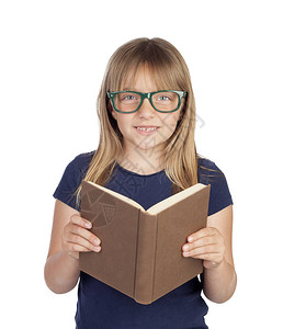 眼镜书带着眼镜的漂亮小学生读着一本孤立背景