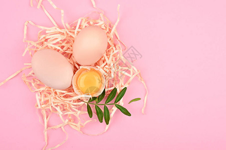 粉红色背景上的复活节概念木勺上的鸡蛋白色和粉红色背景上的一盘鸡蛋带睾丸的生态托盘简约趋势图片