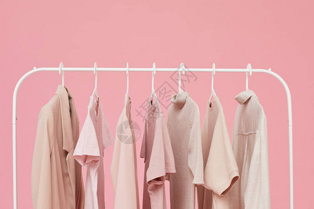 挂在衣架上的粉色衣服图片