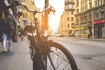 在柱子附近的街道上骑自行车复古色调图片