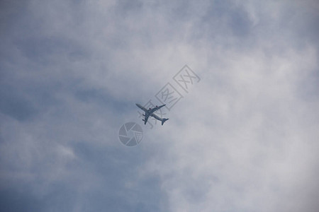 一架飞机刚从哥本哈根机场起飞图片