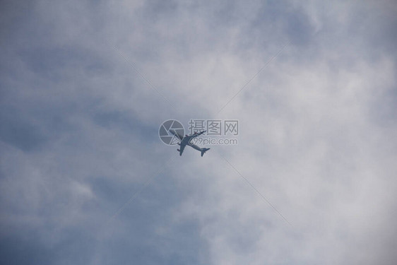 一架飞机刚从哥本哈根机场起飞图片