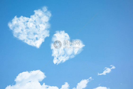 两朵心形的云彩在蓝天翱翔爱情浪漫和幸福关系的概念情人节或婚礼贺卡带有情感表达的纯净图片