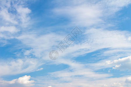 蓝色天空中的白云图片