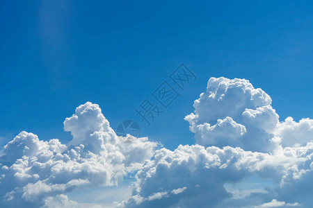 大白云在天空中图片
