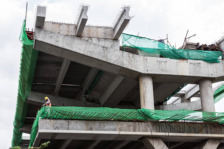 正在建设中的天空列车建设中的工人图片