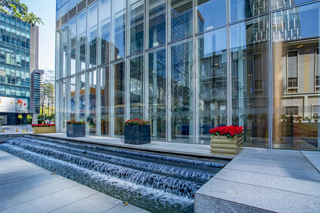现代企业大楼的入口处图片