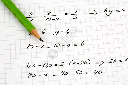 手写数学公式的特写教育概念图片