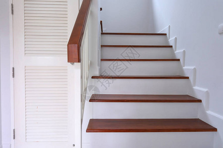 住宅中的棕色木楼梯和白墙图片