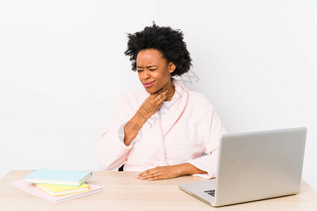 在家工作的中年非裔美国妇女因或感染而喉咙疼痛图片