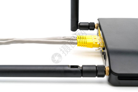 带局域网电缆的黑色无线路由图片