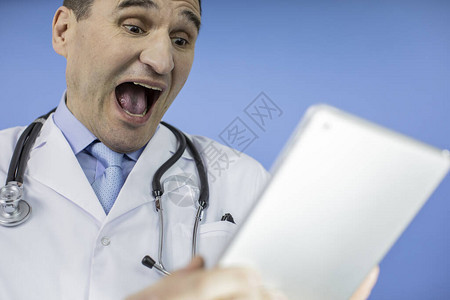 一位兴奋的成年男诊断医生的画像图片