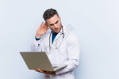 白人医生男人拿着笔记本电脑图片