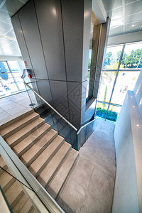 现代办公室楼梯商业概念图片