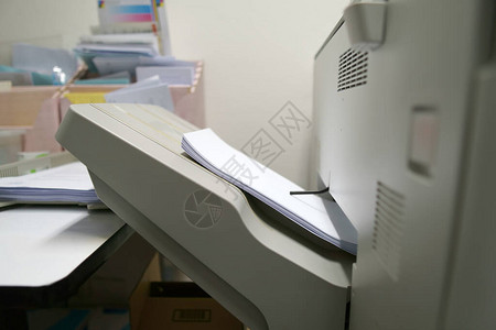 在工作办公室的托盘上有复印或施乐和白色空白纸图片