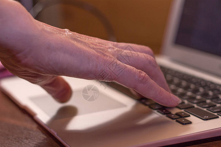 妇女伸手拿笔记本电脑键盘计算机图片