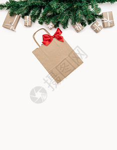 礼物袋子圣诞树和包装盒图片