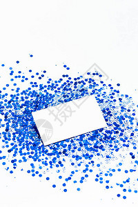 免版税图像空白卡片与蓝色亮片在纸张背景上的照片用于设计图片