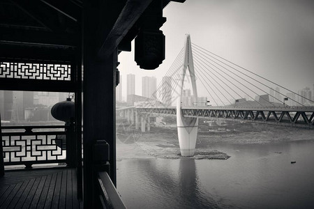 重庆的洪亚东综合建筑有桥梁和城市建筑背景图片