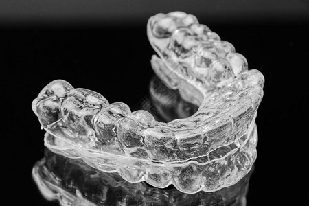 黑色上的隐形透明牙科可拆卸牙套用于牙齿矫正的畸矫治器牙图片