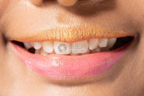 女橙色粉红唇牙年轻女张开近嘴时装的一部分是用彩色唇膏工作室照明来表达情感的利图片