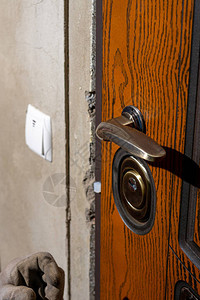 年轻高手精巧专业地在私人住宅前门安装锁图片