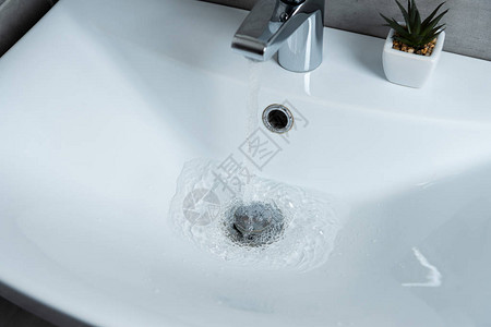高角水从汇水槽流到清洁洗浴盆和浴室植物图片