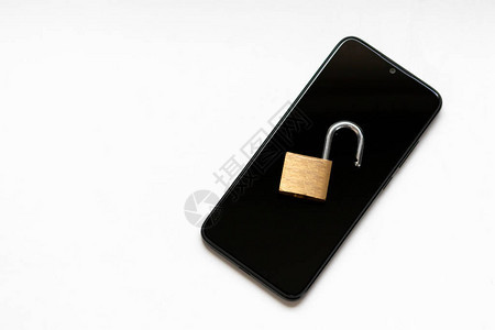 易受攻击的加密和网络安全显示黑色智能手机上的开放式钥匙锁图片