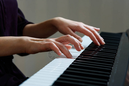 年轻女人弹钢琴手放在合成图片
