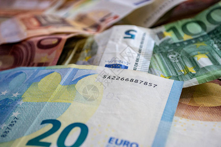 一堆不同面额的欧元纸币图片