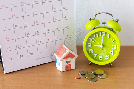 日历和房子在桌子上购买或出售房屋或支付租金图片