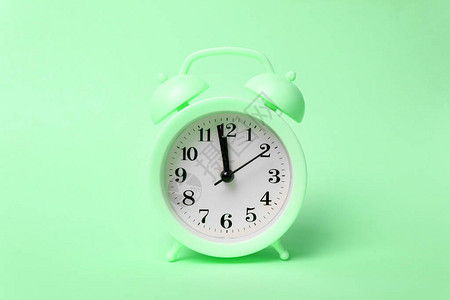 绿色闹钟清晨提醒时间趋势最低样式美和时装概念平坦的固定组成图片