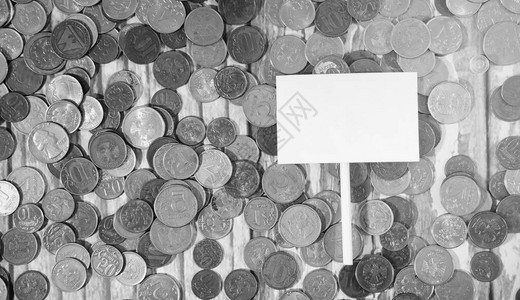 地板上罐子里的硬币地板上堆积的硬币口袋里的积蓄成堆背景图片