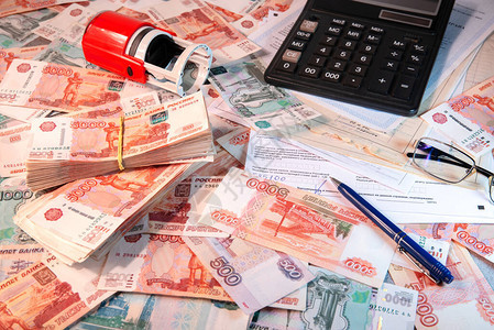 俄罗斯卢布纸币的背景图片