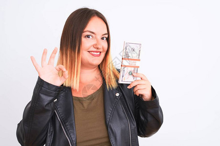 年轻美女拿着美元站在孤立的白色背景上站立着一分钱用手指做好标记图片